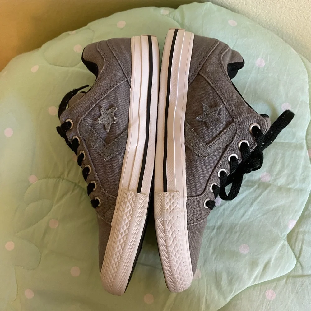 Unisex Kids Gray Converse size 2.